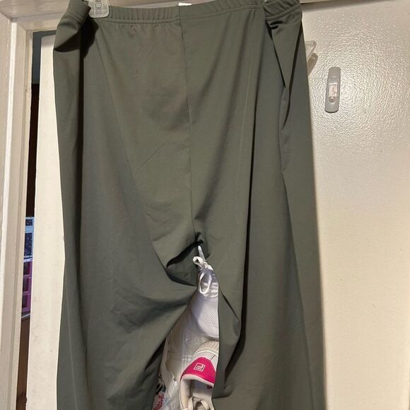 NWOT Olive Green Capris - Picture 10 of 11